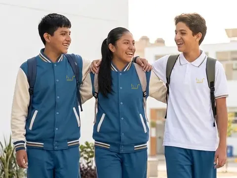 Tres alumnos de HJ PRE llegan al colegio sonriendo, con el brazo sobre los hombros